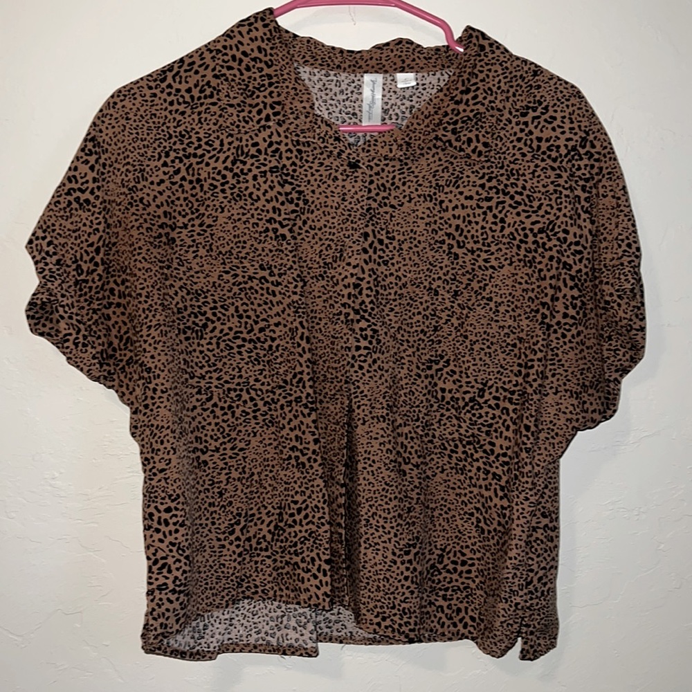 Young Heart Fun Free. Crop top button up. Leopard print. Size Large